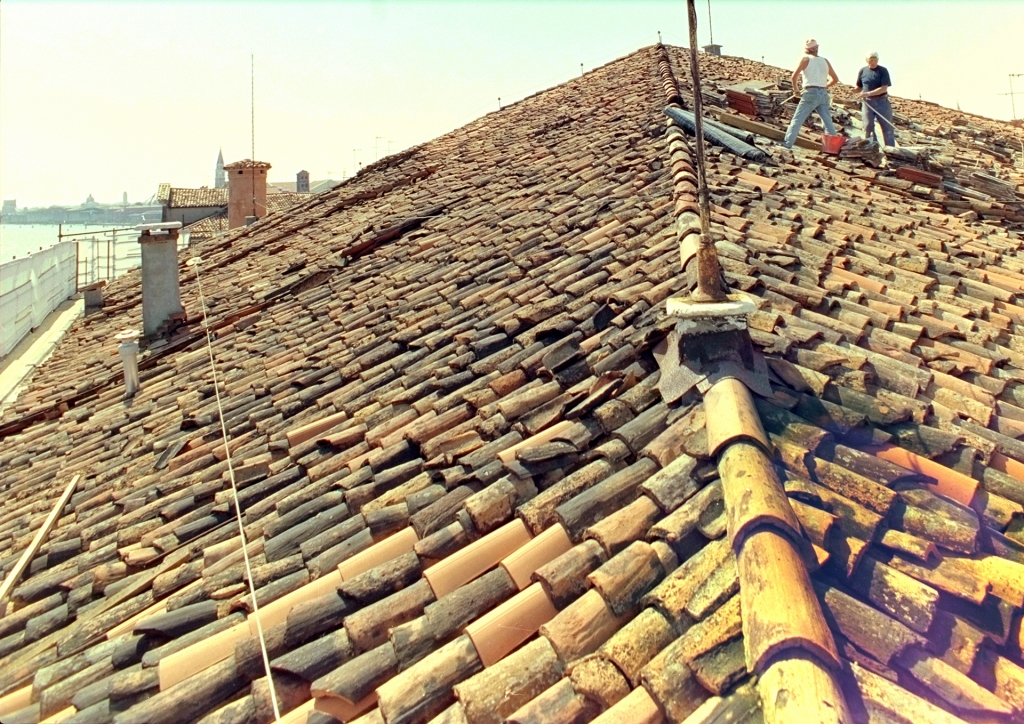 Palazzo Donà dalle Rose, roof during renovation (photo Leo Schubert 2000)