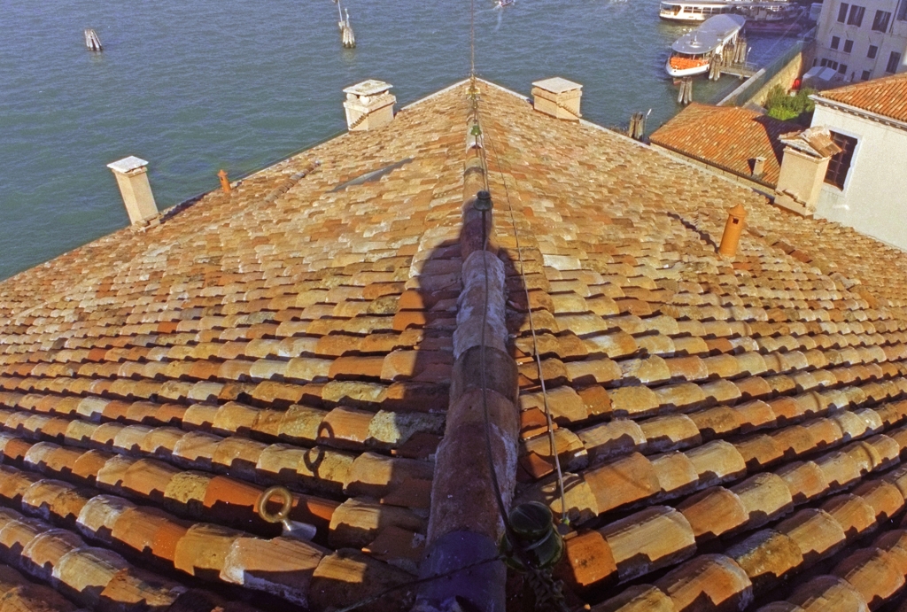 Palazzo Donà dalle Rose, roof after renovation (photo Leo Schubert 2000)